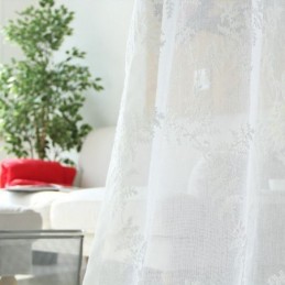 リビングルームや寝室に最適な、オーダーメイドの白いシアーカーテン。刺繍入りチュールカーテン。
