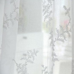 リビングルームや寝室に最適な、オーダーメイドの白いシアーカーテン。刺繍入りチュールカーテン。
