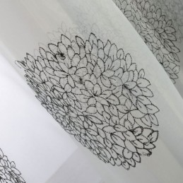 通気性のあるシアーカーテン。オーダーメイドカーテン。花のクラスター刺繍入り。リビングルーム用。